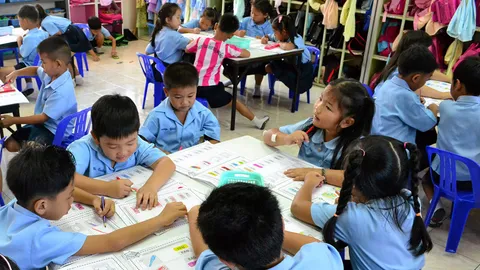 ศธ.กลับลำแจกตำราฟรีแทนยืมเรียน