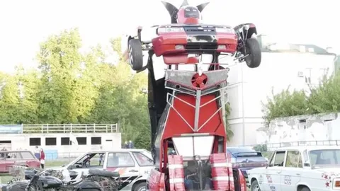 เจ๋งอะ! พ่อลูกรัสเซียเปลี่ยนรถเก่าเป็นหุ่น ‘ทรานส์ฟอร์เมอร์’ ติดปืน (คลิป)