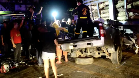 เบรกไม่ทัน กระบะชนพ่วงแล่นข้ามถนน มุดใต้ท้อง ตาย 2 สาหัส 5 ที่ตราด