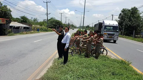 ข้ามถนนเสี่ยงตาย วอนจนท.ดูแลนร.