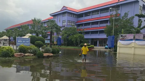 ระดับน้ำยังสูง ร.ร.ราชวินิตบางแก้วฯ-ชุมชนใกล้เคียง เร่งสูบลงคลองบางนา 
