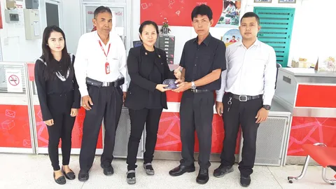 พนง.ปณ.เสาเภา น้ำใจงาม เก็บกระเป๋าพร้อมเงิน-สร้อยทองส่งคืนเจ้าของ