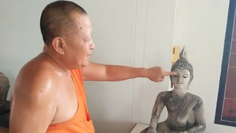 ชาวบ้านแห่ดู พระพุทธรูปยิ้ม วัดลี ที่พะเยา เกิดสีทองขึ้นบนใบหน้า-จมูก