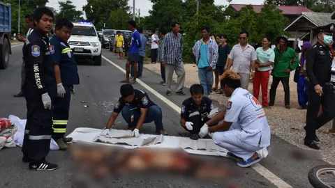 ชนสยอง ทับศพเละ หญิงวัย 66 ขี่ จยย.เลี้ยวข้ามถนนจังหวะรถพ่วงแซงพอดี   