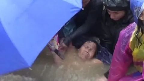 เฉียด! วินาทีชีวิต ระดมช่วยหญิงชราติดร่องระบายน้ำในประเทศจีน (ชมคลิป) 