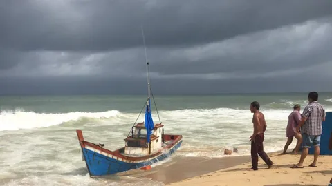ทะเลคลั่ง! ซัดเรือประมงอินโดฯ เกยหาดพังงา 2 ลูกเรือกอดคอ ดีใจรอดตาย