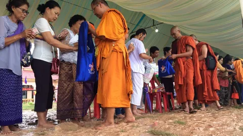 กัมพูชา-ไทย ศรัทธาล้น ลุยโคลนใส่บาตรพระสงฆ์ ธรรมยาตรา 5 แผ่นดิน