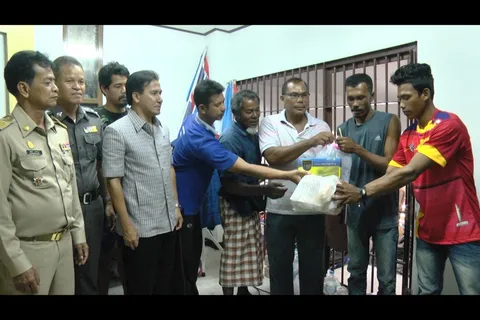 ช่วย 2ประมงอินโดฯ หลังลอยทะเล 10วัน ถูกพายุซัดเข้าหาดท้ายเหมือง พังงา
