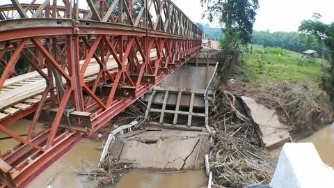 เฮ! สะพานเบลีย์น้ำคาน อ.ท่าลี่ เสร็จแล้ว แต่หลายแห่งยังหวั่นถล่มลงมา