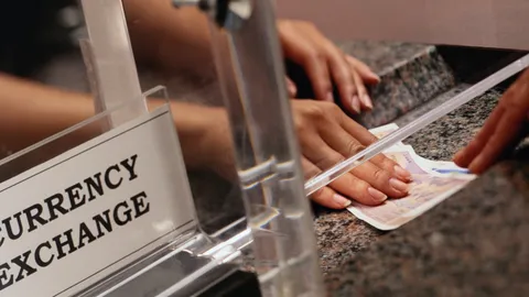 แนะผู้ประกอบการไทย ทำประกันความเสี่ยงค่าเงิน หลังบาทแข็ง ดอลลาร์อ่อน