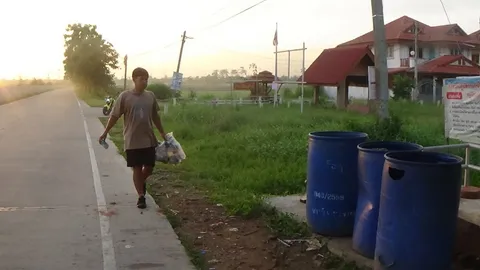 รักษ์โลก! ชื่นชมนักวิ่งจิตอาสา เก็บขยะข้างทาง ตอนออกกำลังกาย 