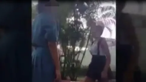 อนาคตของชาติ! 2 นร.หญิงทะเลาะในเฟซไม่จบ เปิดศึกตบตี มีเพื่อนร่วมเชียร์