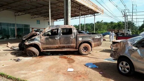 กระบะเสียหลัก พุ่งเข้าเต็นท์รถ เหวี่ยงสาวกระเด็นดับ พ่อ-ลูกชายเจ็บ