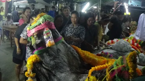 ใกล้หวยออก คนแห่ขอโชคแม่ตะเคียน วัดสี่ร้อยเมืองอ่างทอง เล่นเลข 35-948