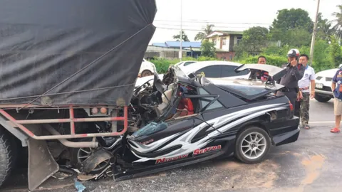 เสี่ยไดนาโม ดับคาเก๋งสปอร์ต ขับเสยท้ายสิบล้อบรรทุกเหล็ก ไร้รอยเบรก 