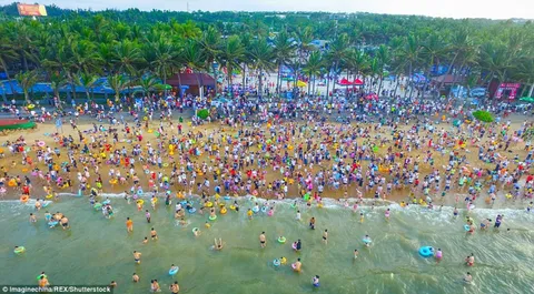 รับพลังมังกร! ชาวจีนร่วม2แสน แห่เล่นน้ำเต็มชายหาด  