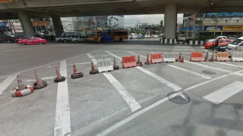 จราจรนนท์จับแจกหมวกแทนใบสั่ง รณรงค์ ก.ม.หมวกกันน็อกร่วม บ.ประกันภัย-ยัน ปชส.ครบลุยจับเข้ม