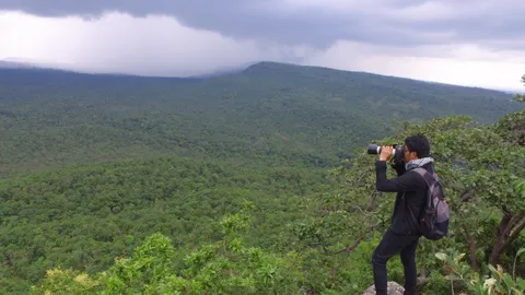 นทท.แห่ขึ้นบนเขาภูพานน้อย พิสูจน์ความสวยงามจุดชมวิว ผาเป้าภูผาแดง (คลิป)