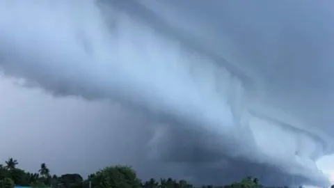 ฮือฮา! ชาวสุโขทัย ตะลึง ปรากฏการณ์ 'เมฆสึนามิ' ทั้งสวยและน่ากลัว 