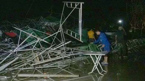 เวทีถล่ม! ลมฝนแรงพัดโครงเหล็กพัง นักร้อง นักดนตรี คนดูเจ็บระนาว(คลิป)