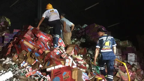 ไฟไหม้โกดังสินค้าห้างเอกภาพ ปราจีนฯ กลางดึก คาดไฟฟ้าลัดวงจร (คลิป)