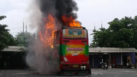 เจ้าของรถบัสเข่าอ่อน! จอดรถไว้  ไฟไหม้วอดทั้งคัน เสียหายกว่าล้าน 