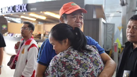 น้ำตาแห่งความยินดี! รับ 11 แรงงานไทยในซาอุฯ กลับถึงแผ่นดินไทย