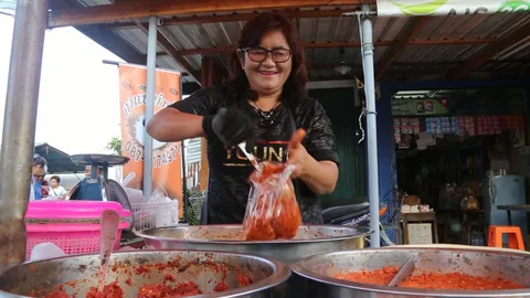 สุดซี้ด! เปิดสูตรพริกแกงเจ๊อึ่ง ชัยนาท ยืนหยัดมา 50 ปี ลูกค้าแน่นร้าน (คลิป)