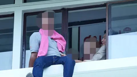 หนุ่มเครียดจัด เมียรักหอบลูกหนี ปีนหน้าต่างศาลากลางราชบุรี หวังตาย