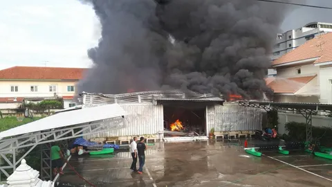 ไฟไหม้โกดังเก็บของในหมู่บ้านเมืองเอกหลัง ม.รังสิต (คลิป)