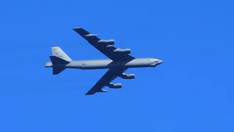 ซู-27 รัสเซียสกัดเครื่องบินทิ้งระเบิด บี-52 มะกัน เหนือฟ้าทะเลบอลติก