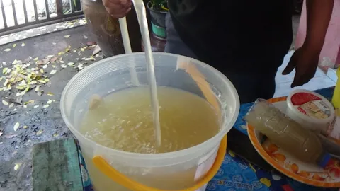 เดือดร้อนหนัก! ชาวอ่างทองร้องน้ำประปาขุ่นแดงทั้งหมู่บ้าน นานร่วมเดือน