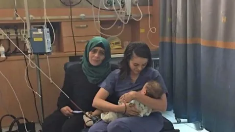 สุดซึ้ง ความเป็นแม่ไม่มีเผ่าพันธุ์ พยาบาลยิวให้เด็กปาเลสไตน์ดูดนมตนเอง