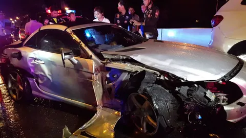 สาวโรงแรมดังเจ็บสาหัส เบนซ์ชนรถจอดเสียกลางถนน ฟอร์ดขับตามหลังเสยซ้ำ