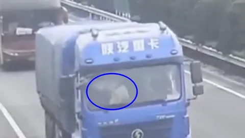 ไอ้หยา ตร.อยู่ข้างหน้า! โชเฟอร์รถบรรทุกจีน สลับคนขับแบบสุดช็อก (คลิป)