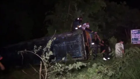 กระบะตัดหน้า บัสรับส่งคนงานหักหลบ คว่ำริมถนนสายเอเชีย เจ็บ 17 สาหัส 1