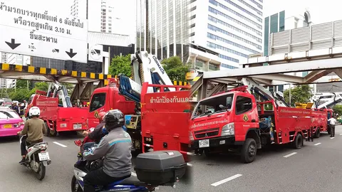 บอกแล้วไม่พ้น! หกล้อปภ.หัวเครนชนคานเหล็ก ติดคาสะพานข้ามแยกพญาไท