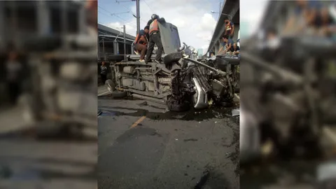 เก๋งกับกระบะประสานงากัน พลิกคว่ำถนนกำแพงเพชร 7 เจ็บ 2 รายติดในรถ