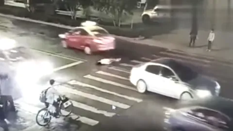 สลด หญิงจีนถูกแท็กซี่ชน นอนกลางถนน ไร้คนช่วย โดนอีกคันเหยียบซ้ำดับ (คลิป)