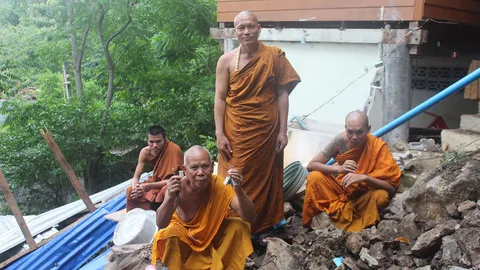 สงฆ์กำพระวิ่ง! หินกว่า 30ตัน ร่วงจากภูเขา กลิ้งข้ามกุฏิวัดที่เพชรบูรณ์