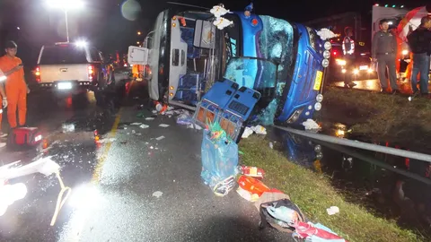 ทัวร์พลิกที่โคราช อบต.กลับจากดูงาน เจอฝนถนนลื่น บาดเจ็บกว่า 30