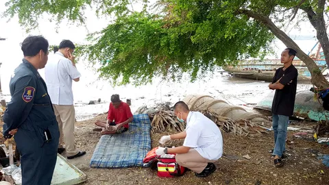 สุดปลาบปลื้ม! ทหารเรือช่วยชีวิตคนไร้บ้าน นอนหนาวสั่นบริเวณท่อน้ำทิ้ง