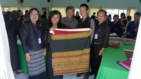 12 ปี..ไหมตรานกยูง ทอมือเทียบเท่าเครื่องจักร