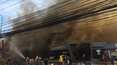 ด่วน! ไฟไหม้ผับดัง กลางเมืองพัทยา แสงเพลิงระดับ 5 (คลิป)