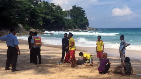 ไม่สนธงแดง! คู่รักมะกันฝืนลงเล่นหาดสุรินทร์ ถูกคลื่นซัดจม โชคดีช่วยทัน