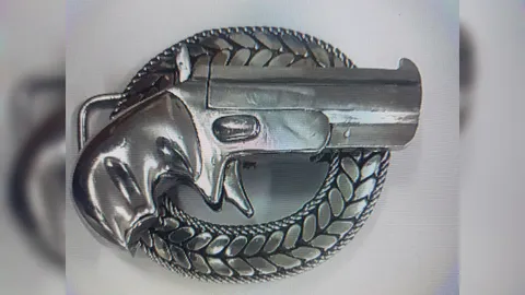 ปืนหัวเข็มขัด! ตร.เตือนระวัง ดูเหมือนของปลอม แต่ใส่กระสุนยิงได้จริง