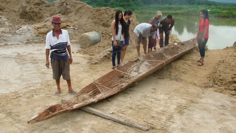 แห่ขอเลขเด็ด 'เรือโบราณตะเคียน' อายุ100ปีตรึม หลังให้โชคถูกหวยหุ้นแล้ว