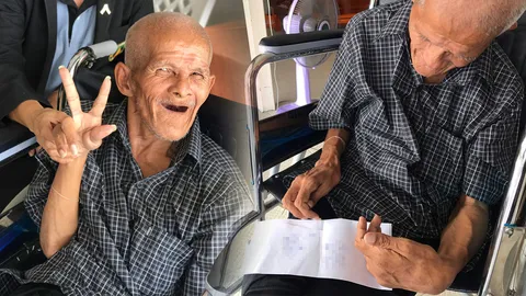 เขียนเลขใส่กระดาษ! ลุงเอี่ยม ขอทานเงินล้าน ให้โชคหลายงวดติด ให้พรคนไทยเฮงๆ (คลิป)