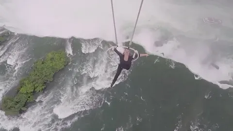 กายกรรมสาวท้าตาย! ใช้ฟันกัดห้อยตัวจากฮ. เหนือน้ำตกไนแอการา 300 ฟีต (คลิป)