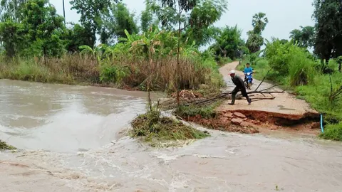 โคราชยังอ่วมเสี่ยงเกิดอุทกภัย-ดินโคลนถล่ม จนท.เร่งรับมือช่วยเหลือปชช. 
